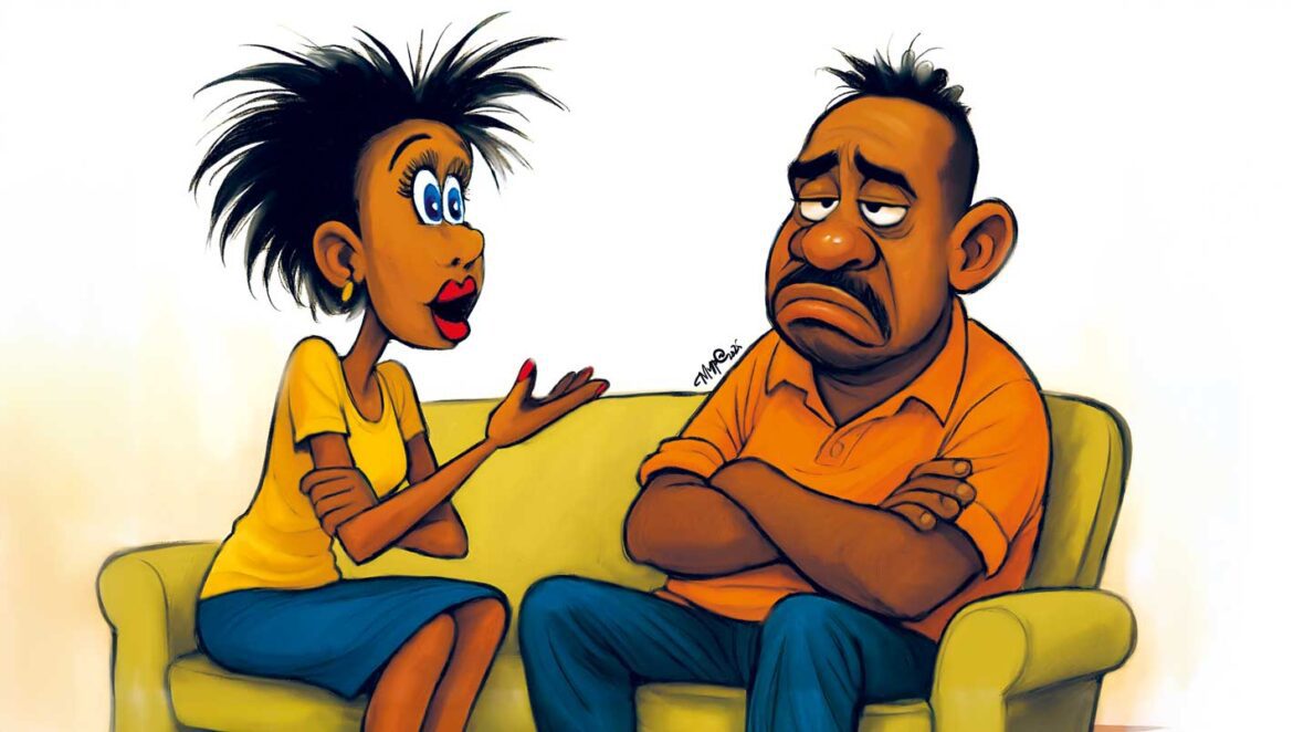 Une dame étonnée devant son mari qui boude, les deux assis sur un canapé